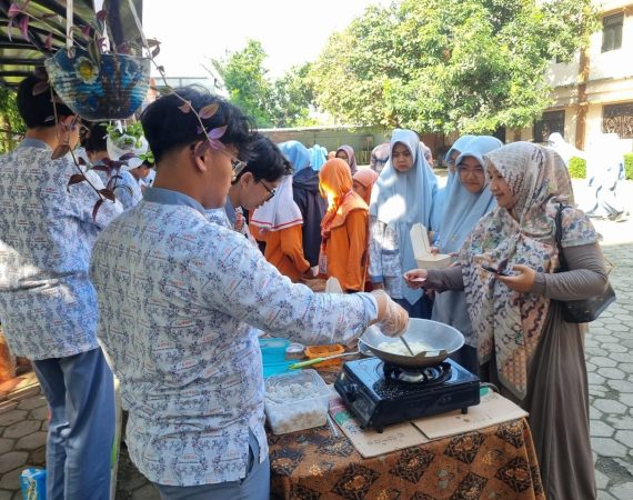 Semangat Berwirausaha Peserta Didik Warnai Market Day SMA Al Fityan School Tangerang